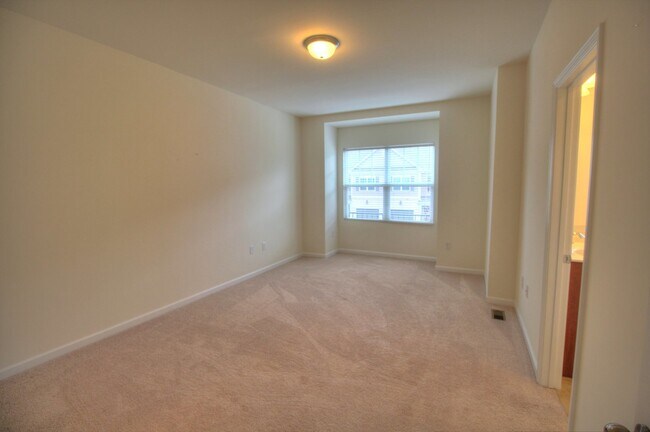 Building Photo - Gorgeous 3 Bedroom/ 2.5 Townhome with Garage!