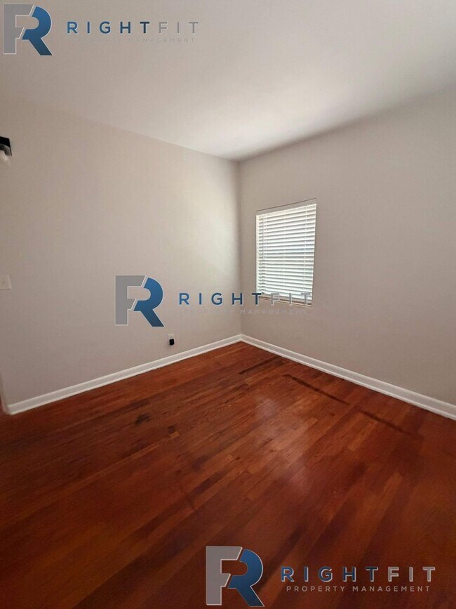 Building Photo - 2365 Lantana Ave