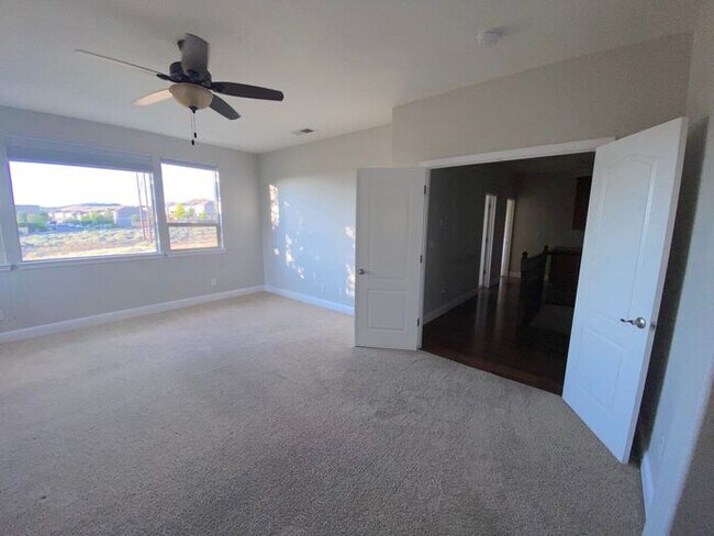 Building Photo - Top of the Hill - Gorgeous 5 Bedroom 3 Bat...