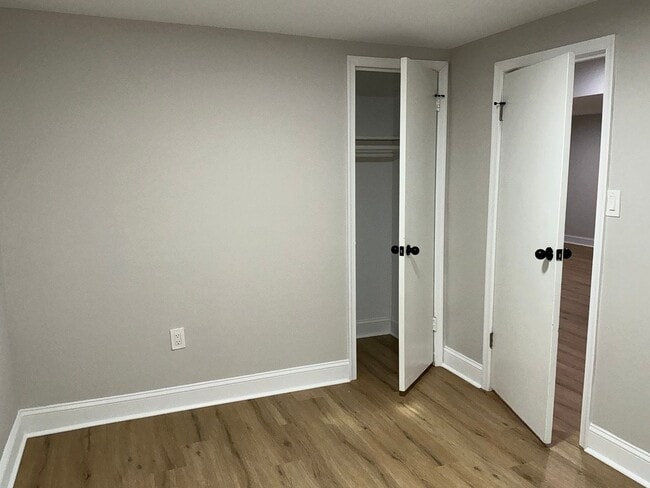 Building Photo - Fully updated 4BR 3BA single family rambler in Twinbrook Forest