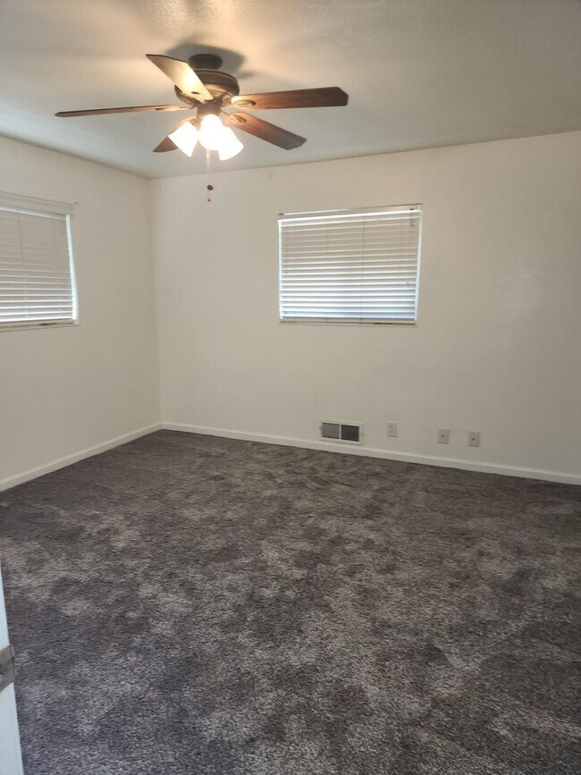 Building Photo - 3 Bedroom 2 Bathroom in court Near Somerse...