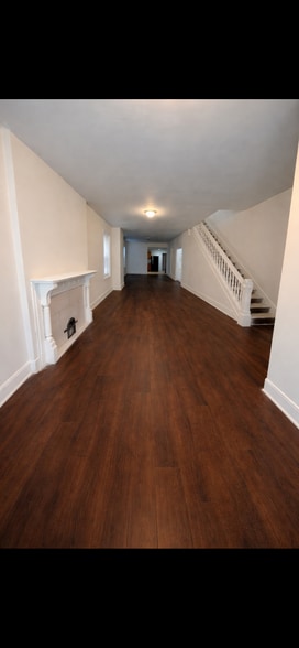 Building Photo - 616 W 6th St