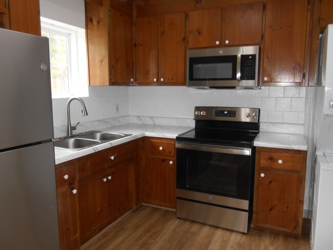 Building Photo - Remodeled, 2 Bedroom & 1 Bath Home  Like New!