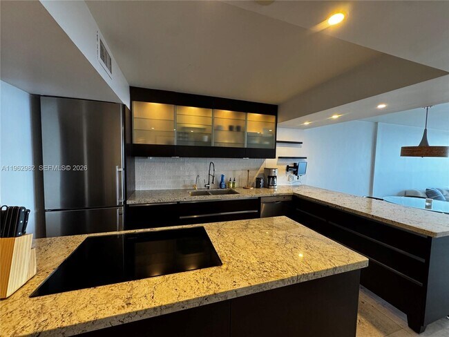 Building Photo - 1632 S Bayshore Ct