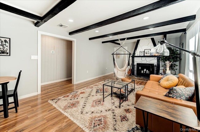 Building Photo - 1026 NY-211