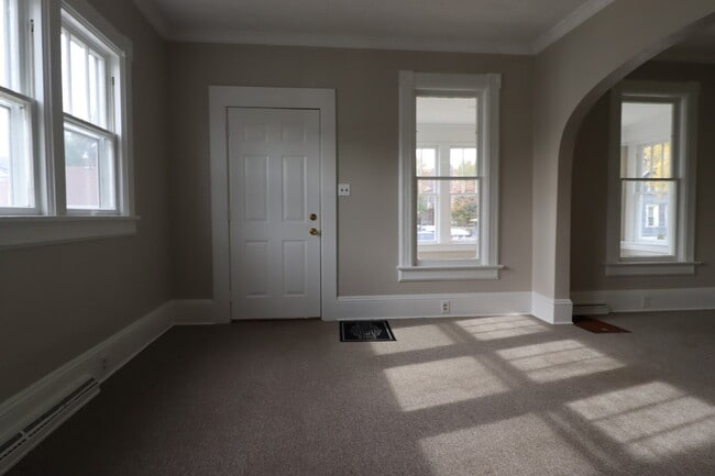 Building Photo - Large Updated 4 Bedroom Single Family Home