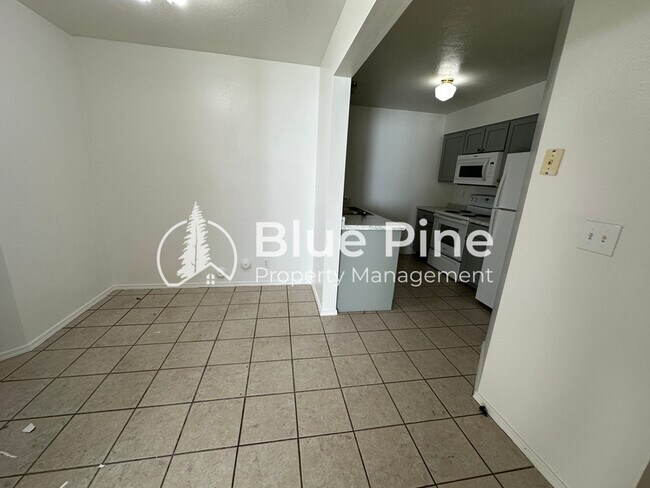 Building Photo - 2102 Stace St
