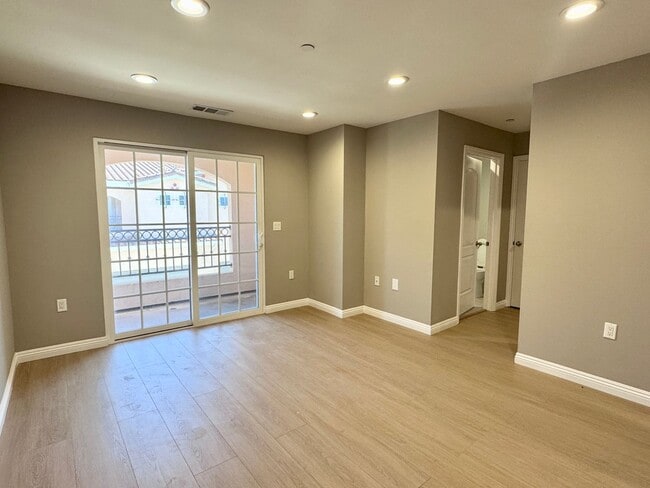 Building Photo - Beautiful remodeled 3 bedroom townhome in ...