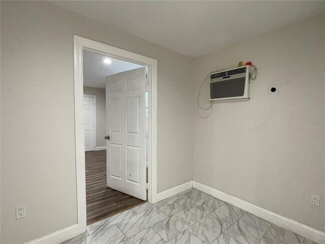 Building Photo - 1208 Carlton Ave