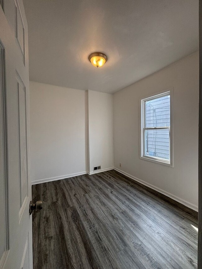 Building Photo - Newly Updated 3 Bedroom Single Family Home