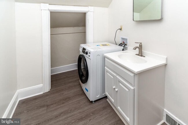 Building Photo - 24 Bank St