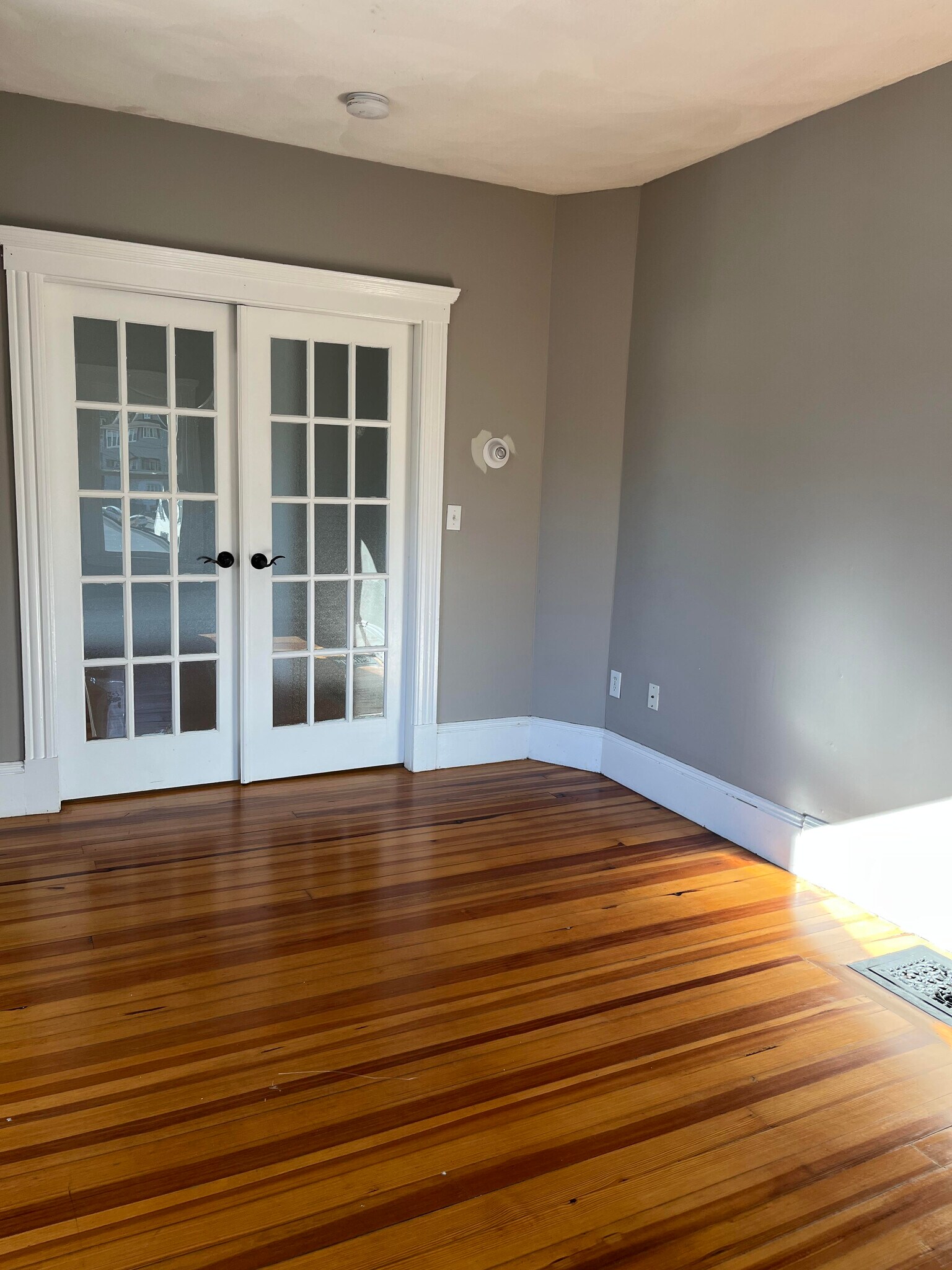 Building Photo - 15 Clarence St