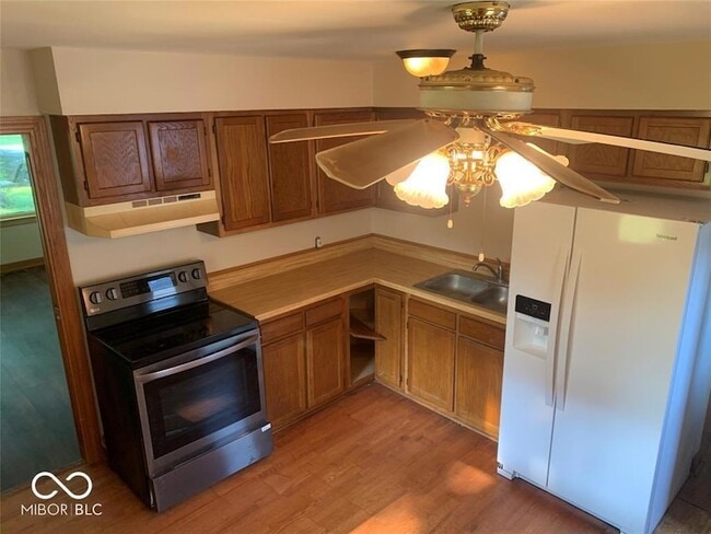 Building Photo - 555 Birch St