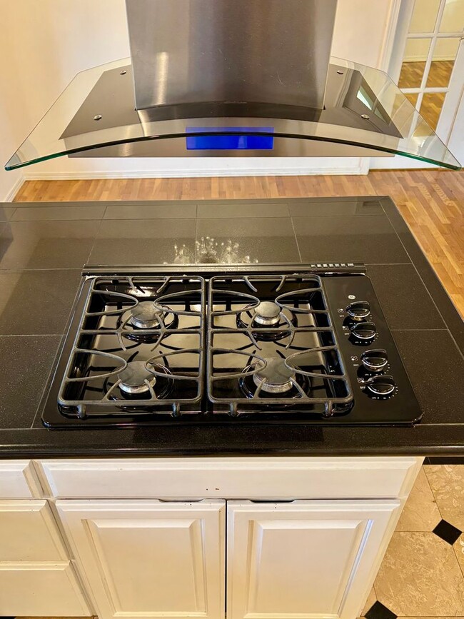 Building Photo - 3 Bed / 2.5 Bath Bellevue rambler $3,895/month