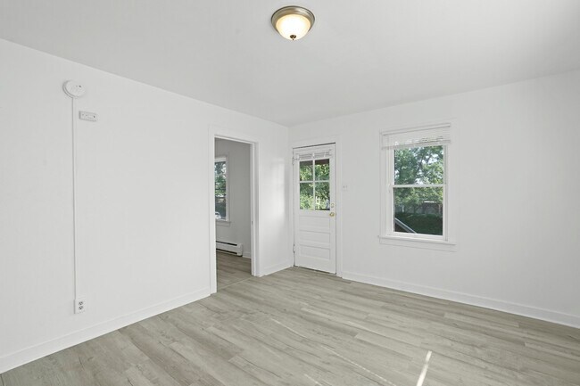 Building Photo - 1034 Pleasant Street, Unit A