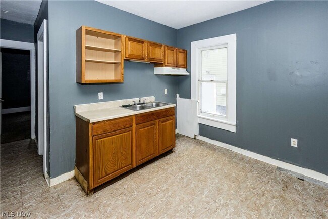 Building Photo - 2142 W 105th St