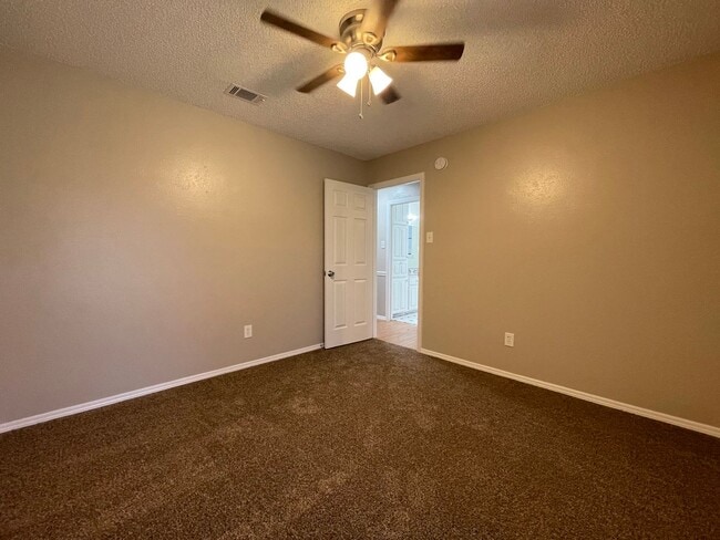 Building Photo - AVAILABLE NOW 3 BEDROOM 2 BATH HOME IN BUR...