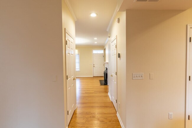 Building Photo - Single Family Home Minutes to DTWN/UVA Area