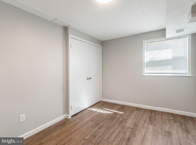 Building Photo - 27 Laughton St