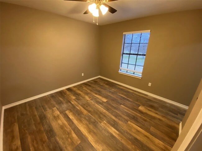Building Photo - 1502 Daffan Ave