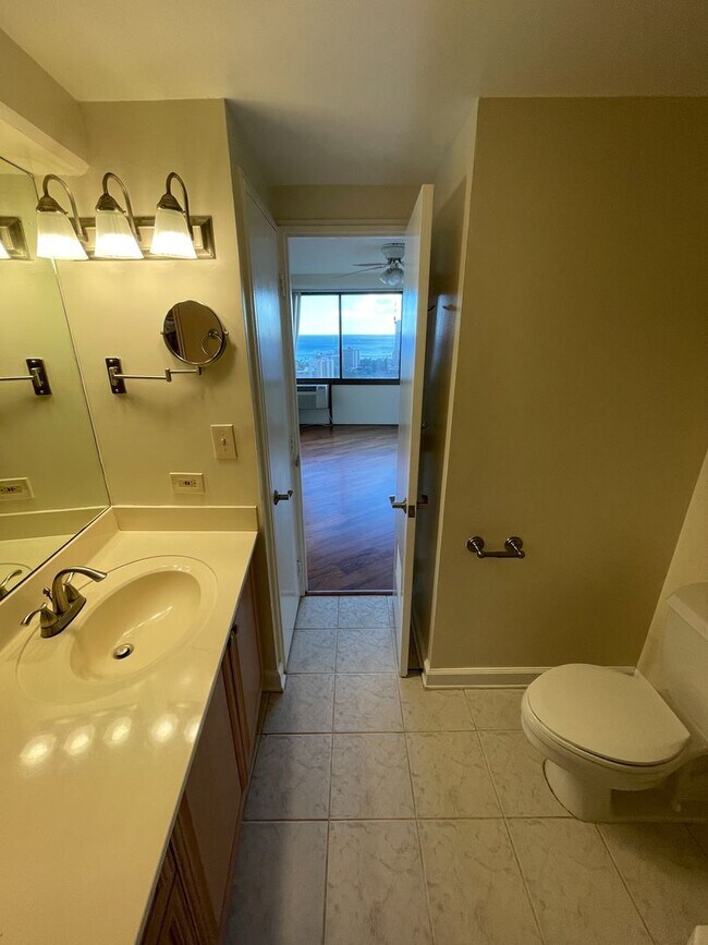 Building Photo - SPACIOUS 1 Bed 1.5 Bath 1 Parking w/ Amazi...