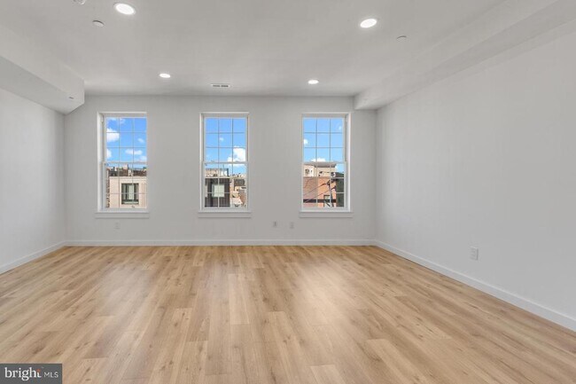 Building Photo - 2045 Trenton Ave