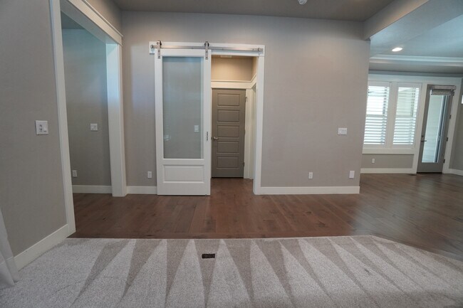 Building Photo - 407 W Pavilion Ln