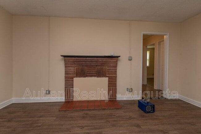 Building Photo - 2202 Roosevelt Dr