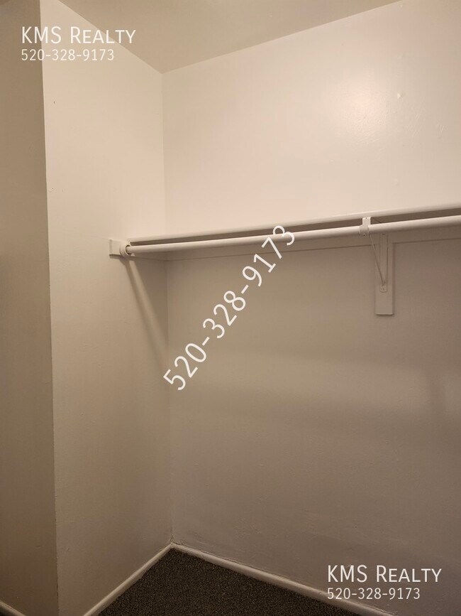 Building Photo - 2565 N Fair Oaks Ave