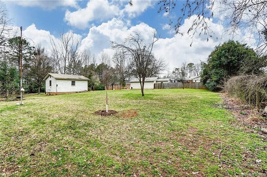 Building Photo - 10700 Forest Dr