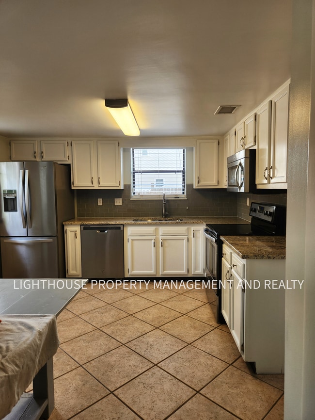 Building Photo - Beautifully Updated 3/2 One Mile from Beach!