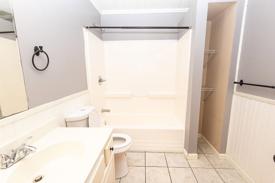 Building Photo - 3259 Ozark Cir