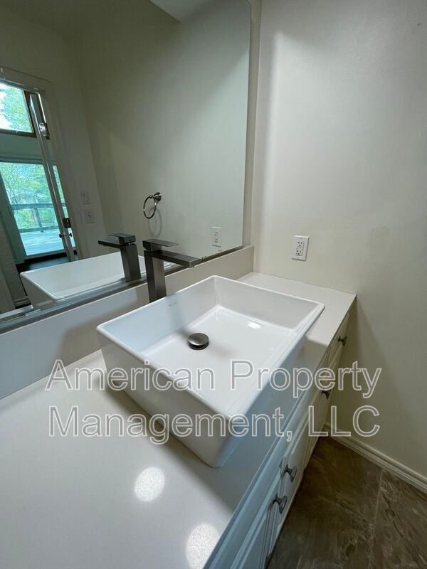 Building Photo - 3711 E 108th St