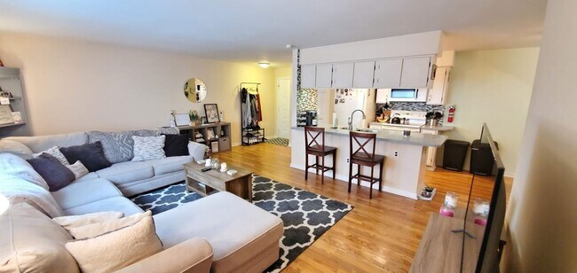 Building Photo - Centrally located, elegantly updated 2-bed...