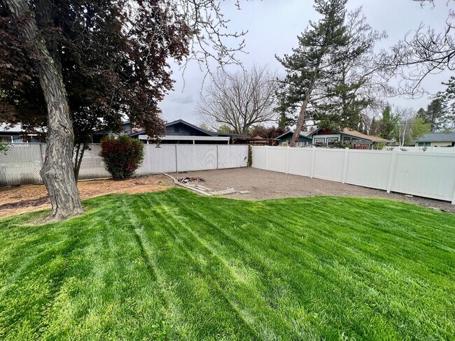 Building Photo - 990 Janes Rd