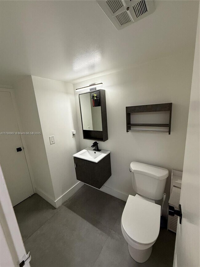 Building Photo - 3625 N Country Club Dr