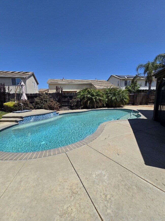 Building Photo - "Spacious 5-Bed home with 4 Baths Home for Rent!