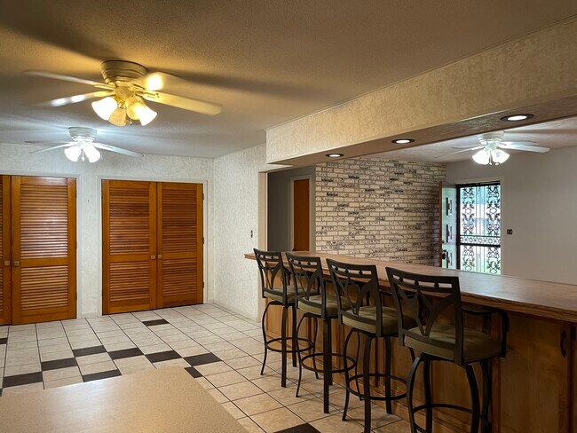 Building Photo - 102 Oaklawn Cir