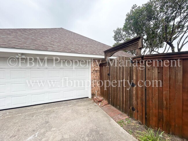 Building Photo - 806 Cresside Ln