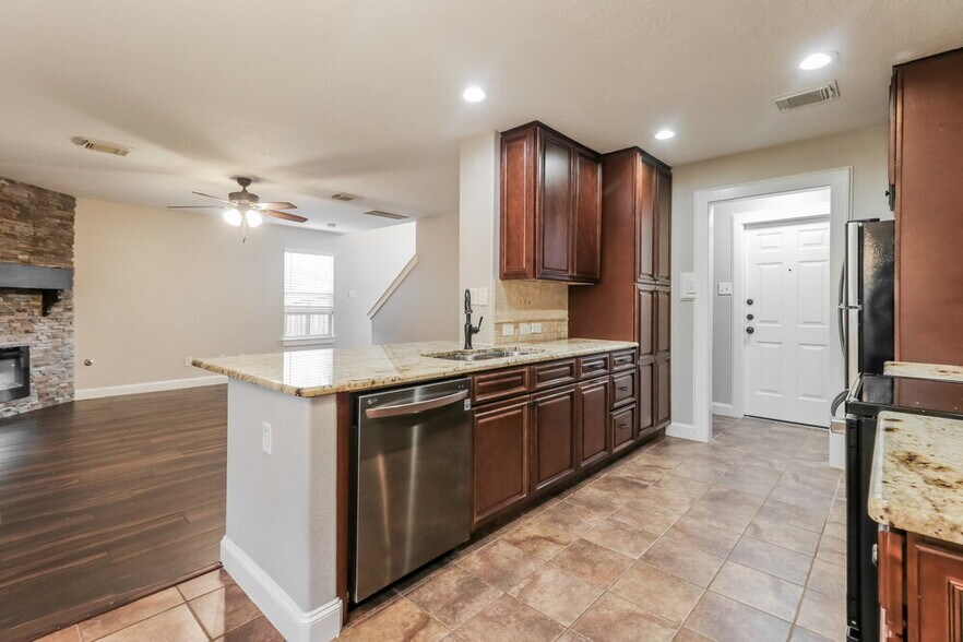 Building Photo - 18400 Sunrise Pines Dr