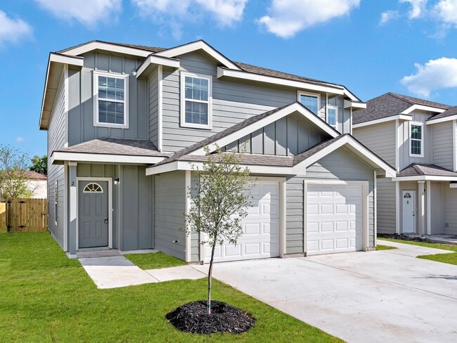 Building Photo - 3 Bed / 2.5 Bath Duplex with Private Yard