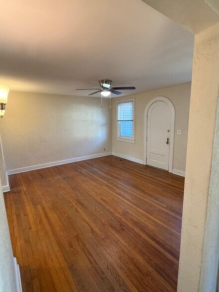 family room - 1533 McNeal Ave