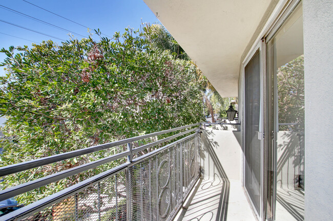 Building Photo - 1550 Saltair Ave, prime West LA location!