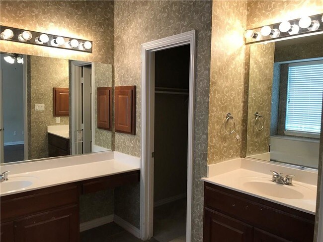 Building Photo - 2421 Mallard Dr