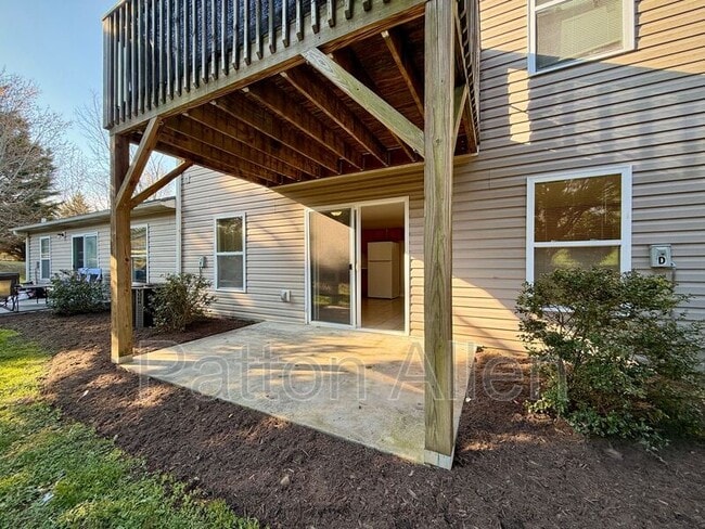 Building Photo - 10 Zell Ln