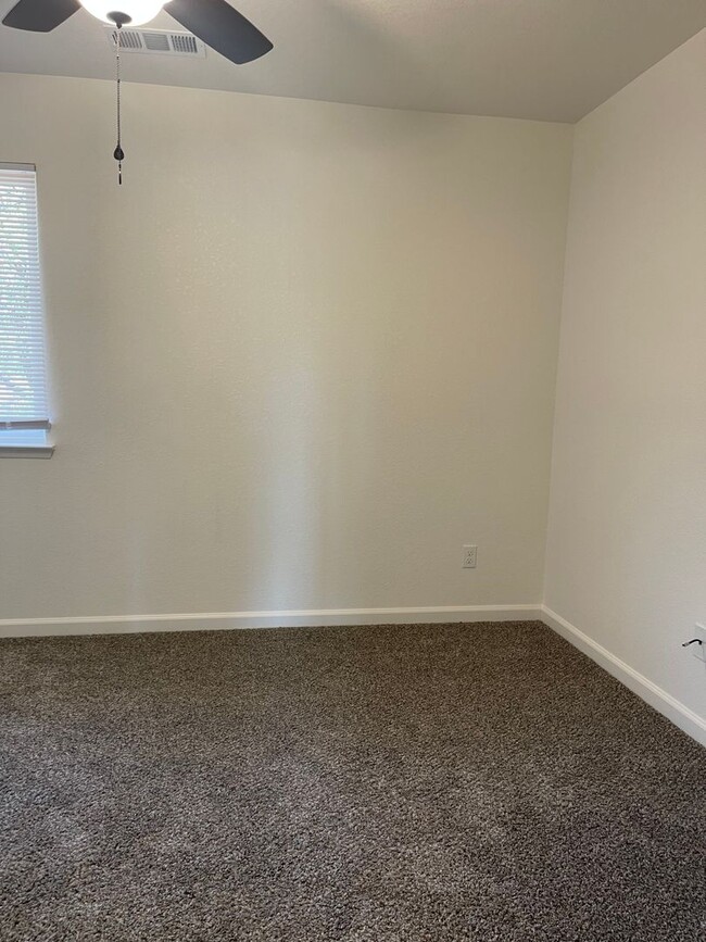 Building Photo - 2 WEEKS FREE RENT November Special - Townh...