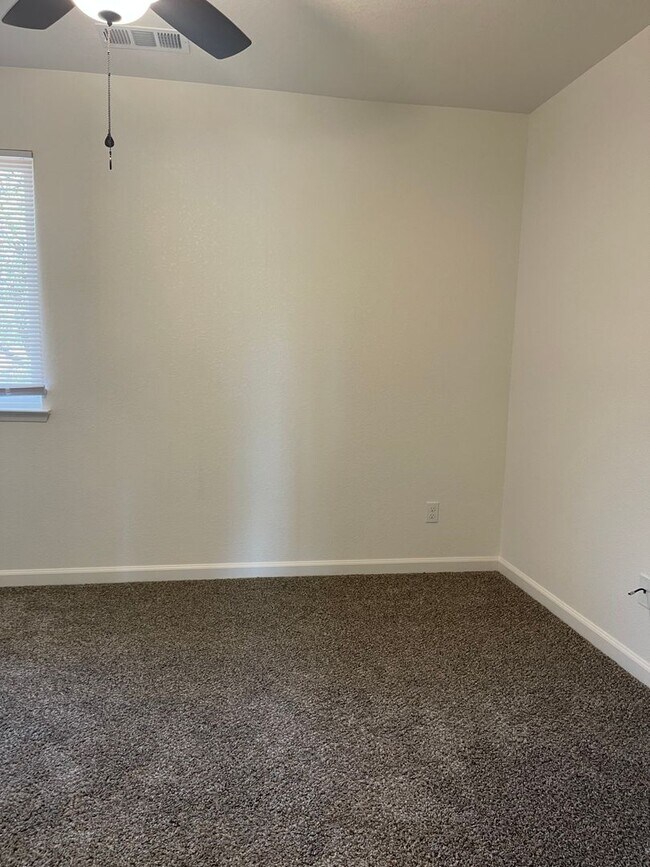 Building Photo - Townhouse in a gated community near Creeks...