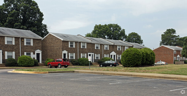 Building Photo - Briarwood Court