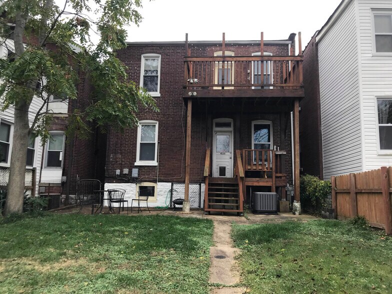 Private deck on back plus shared backyard - 4125 Juniata St