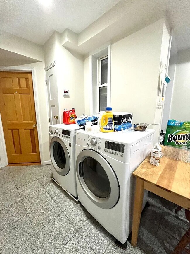 Building Photo - South End Location, In-Unit Washer and Dryer, Eat-in Kitchen